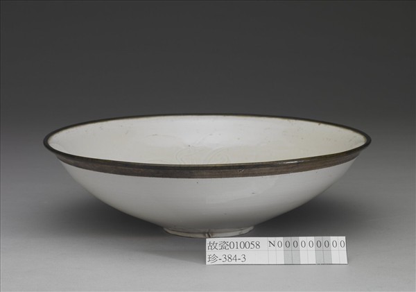 定窯 白瓷印花蓮塘紋碗