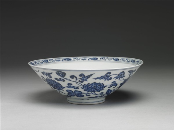 青花纏枝蓮花紋撇口碗