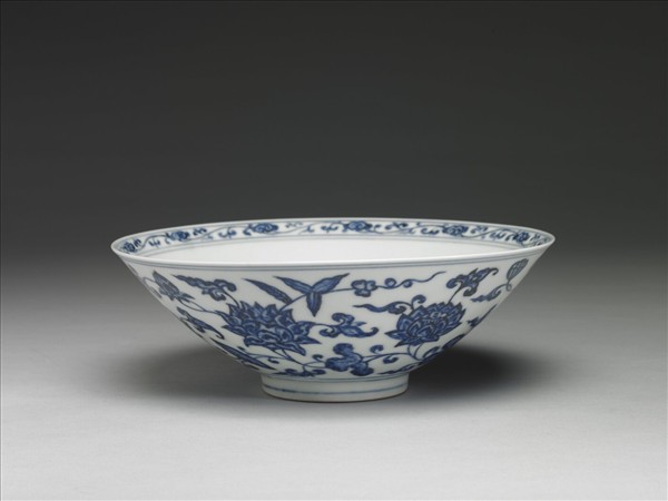 青花纏枝蓮花紋撇口碗