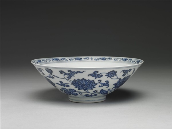 青花纏枝蓮花紋撇口碗