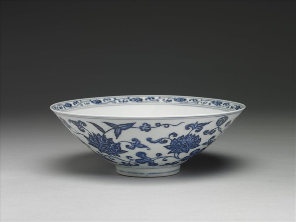青花纏枝蓮花紋撇口碗