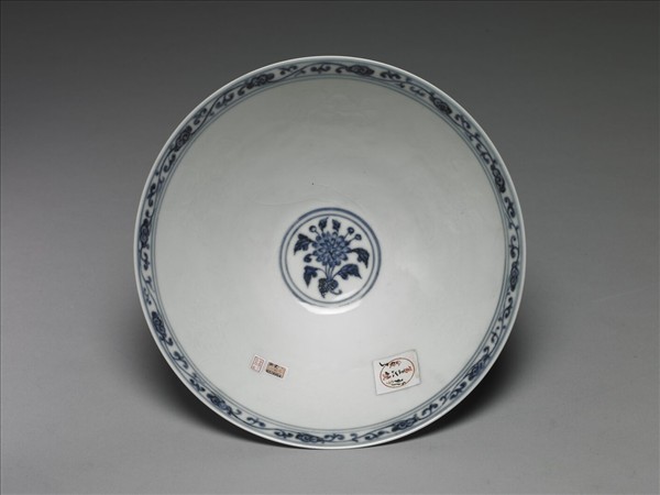 青花纏枝蓮花紋撇口碗