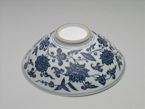 青花纏枝蓮花紋撇口碗