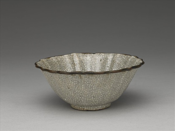 哥窯 青瓷菱花式碗