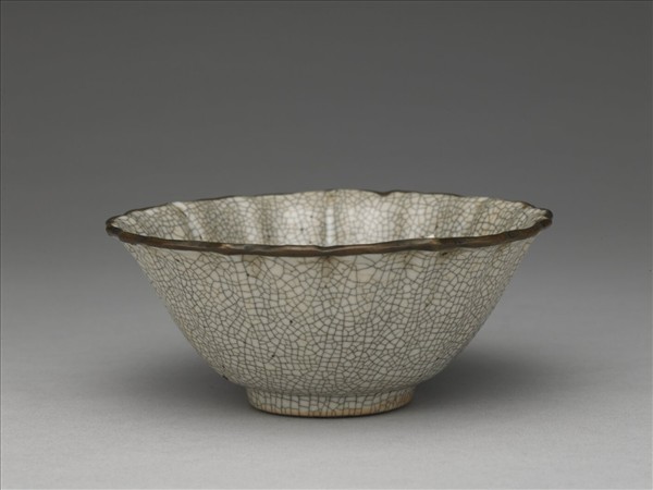 哥窯 青瓷菱花式碗