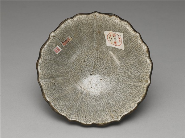 哥窯 青瓷菱花式碗