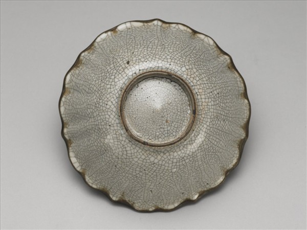 哥窯 青瓷菱花式碗