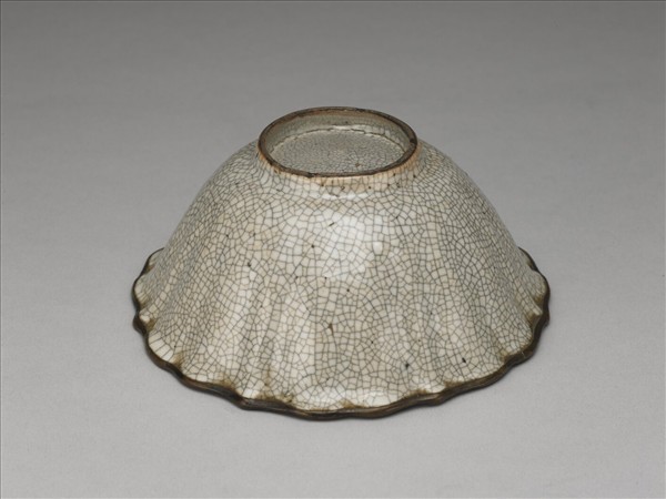 哥窯 青瓷菱花式碗