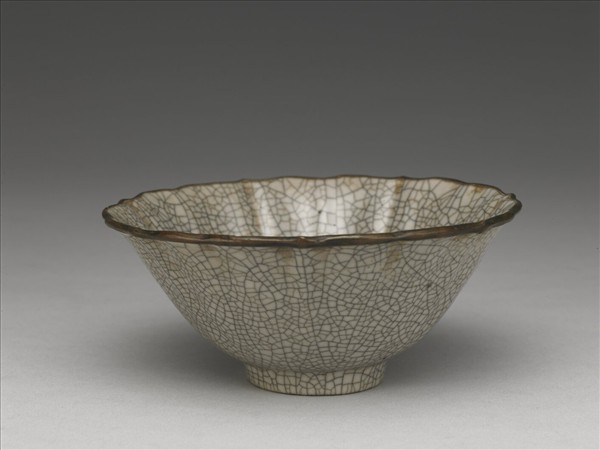 仿哥釉菱花式碗