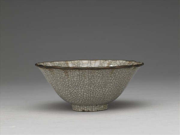 仿哥釉菱花式碗