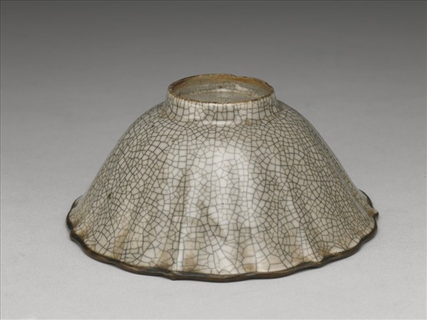 仿哥釉菱花式碗