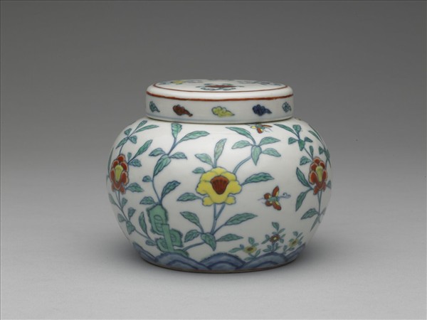 鬥彩花蝶紋蓋罐