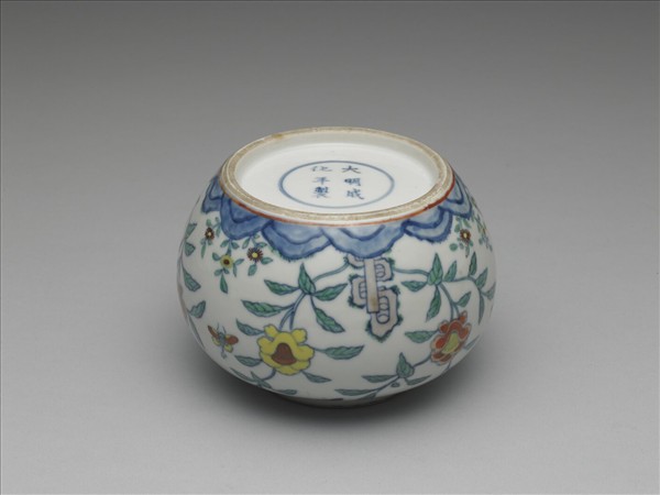 鬥彩花蝶紋蓋罐