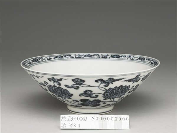 青花纏枝蓮花紋撇口碗
