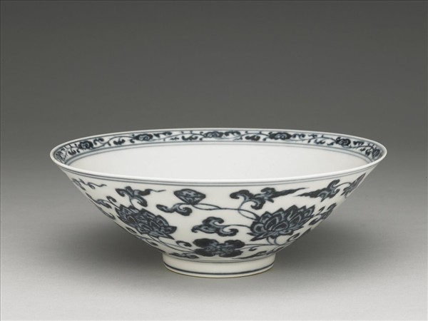 青花纏枝蓮花紋撇口碗