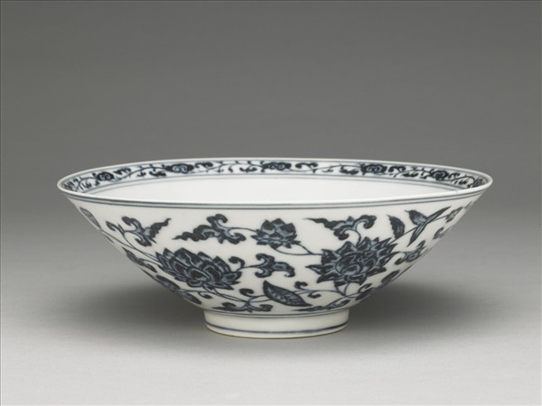 青花纏枝蓮花紋撇口碗