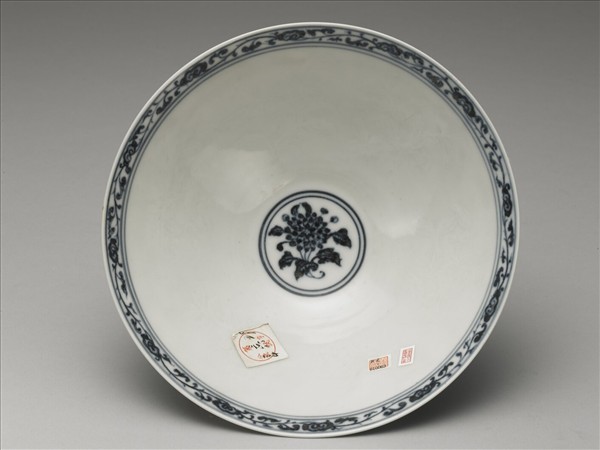 青花纏枝蓮花紋撇口碗