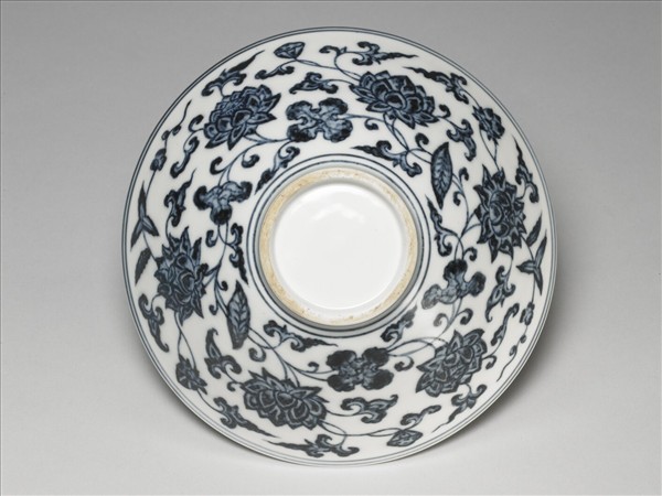 青花纏枝蓮花紋撇口碗