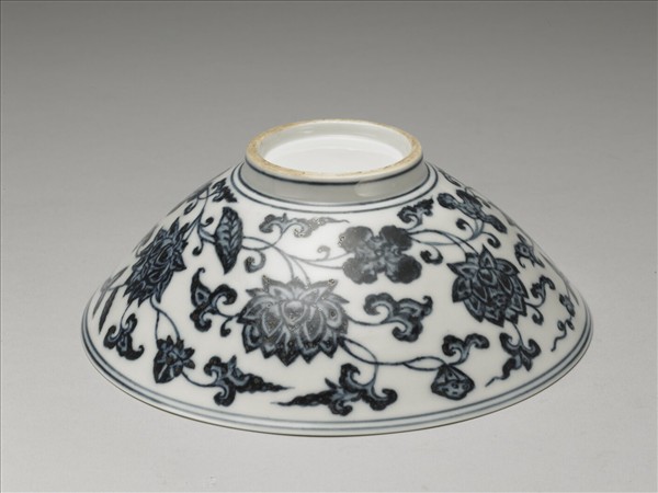 青花纏枝蓮花紋撇口碗