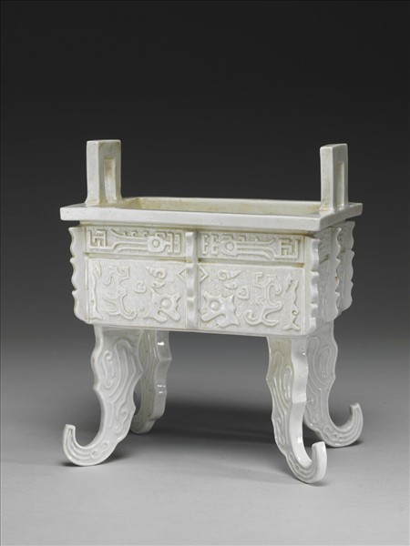 白瓷獸面紋方鼎