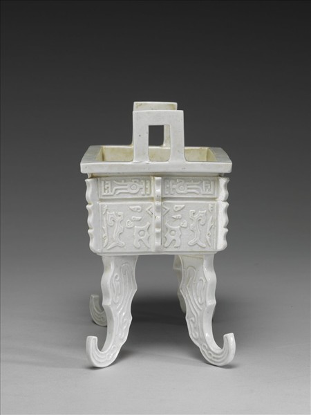 白瓷獸面紋方鼎