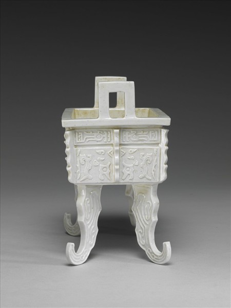 白瓷獸面紋方鼎