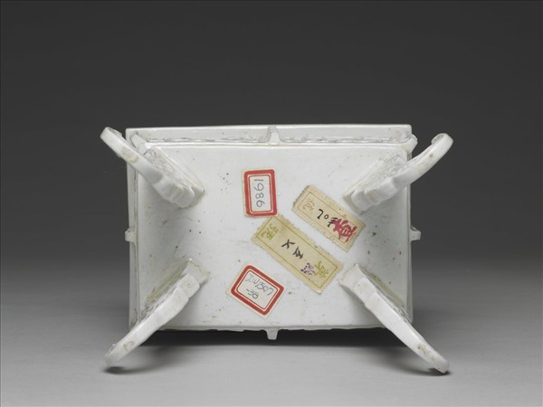 白瓷獸面紋方鼎