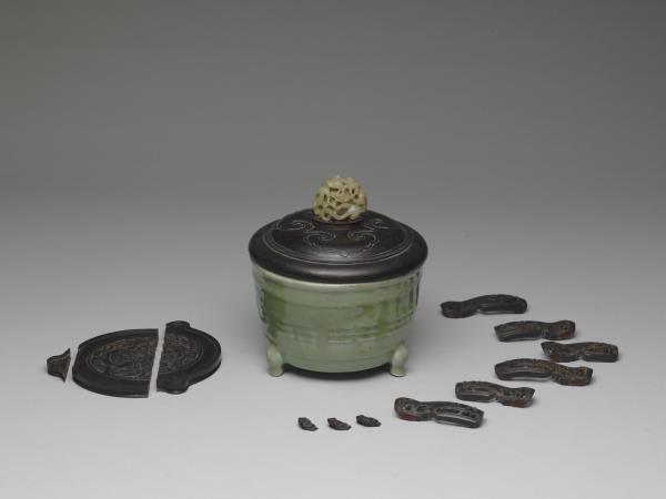 龍泉窯 青瓷八卦三足爐