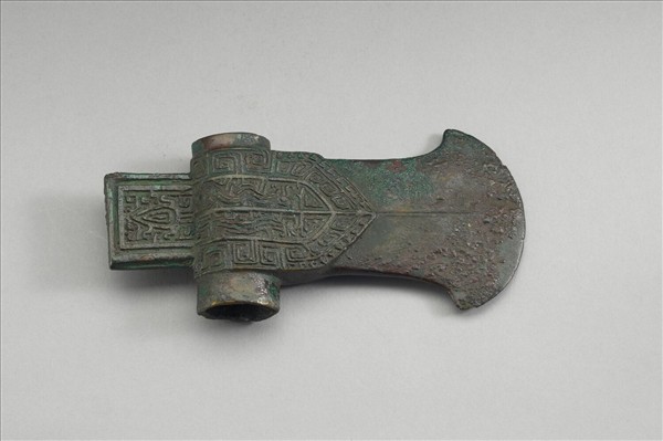 雲雷紋管銎鉞