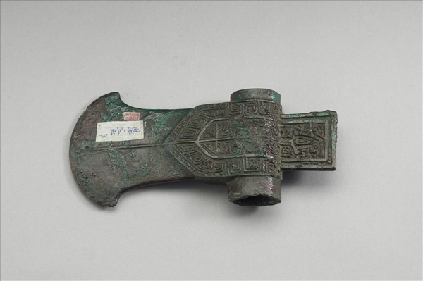 雲雷紋管銎鉞