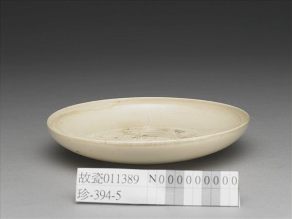 白瓷劃花蓮花紋碟