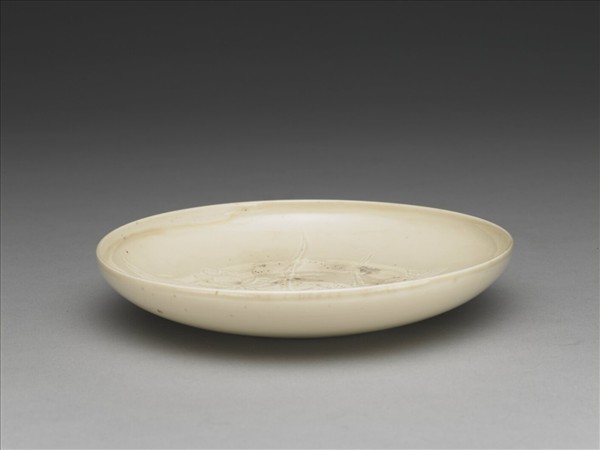 白瓷劃花蓮花紋碟