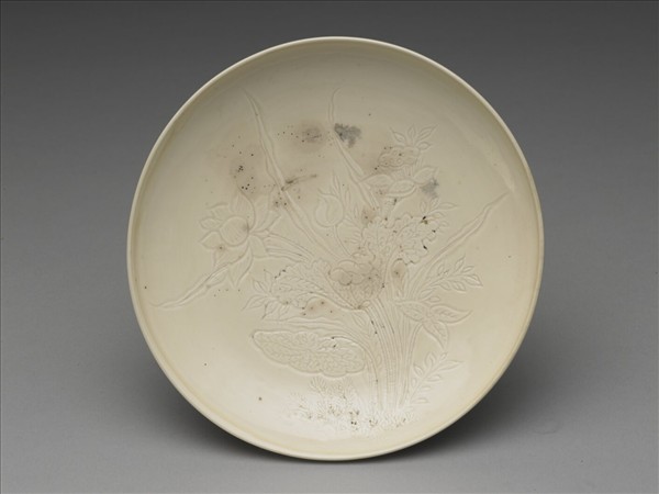 白瓷劃花蓮花紋碟