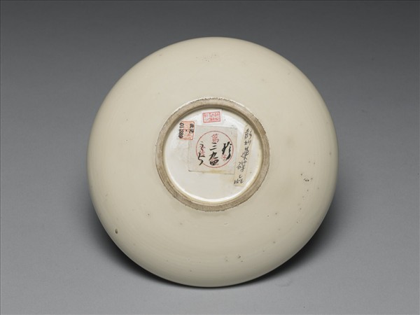 白瓷劃花蓮花紋碟