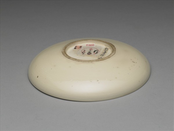 白瓷劃花蓮花紋碟