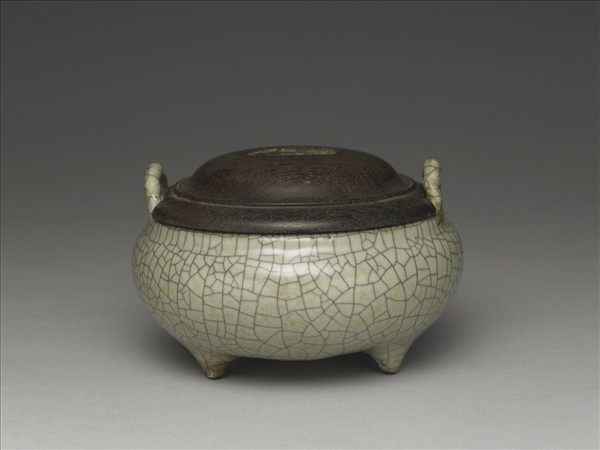 哥窯 青瓷雙耳三足爐