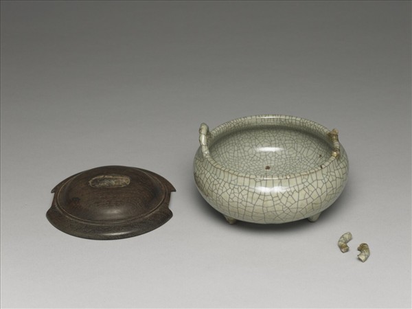 哥窯 青瓷雙耳三足爐