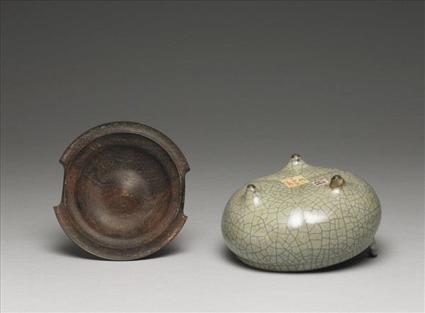 哥窯 青瓷雙耳三足爐