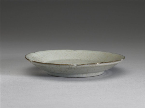 青瓷葵口碟