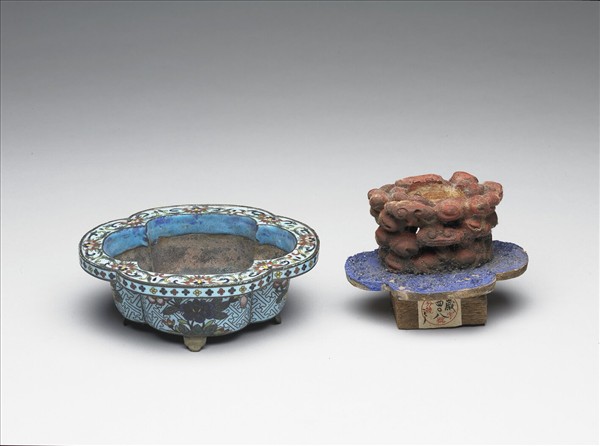 掐絲琺瑯花卉紋海棠式盆