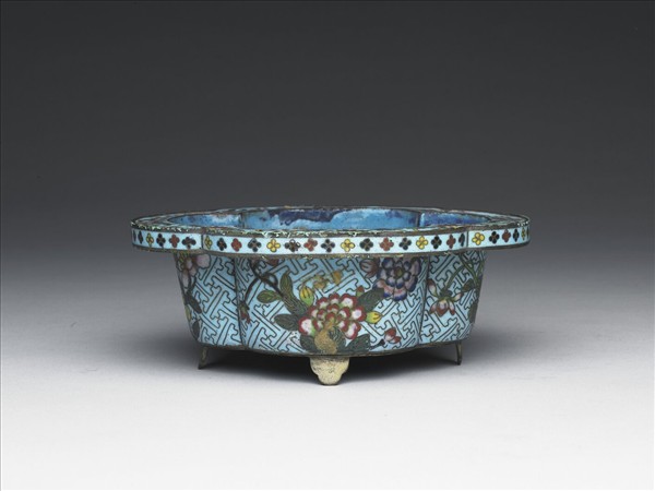 掐絲琺瑯花卉紋海棠式盆