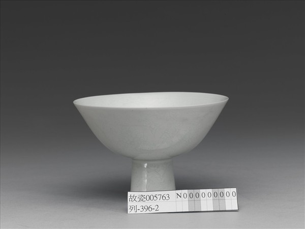 甜白半脫胎番蓮紋高足碗