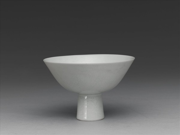 甜白半脫胎番蓮紋高足碗