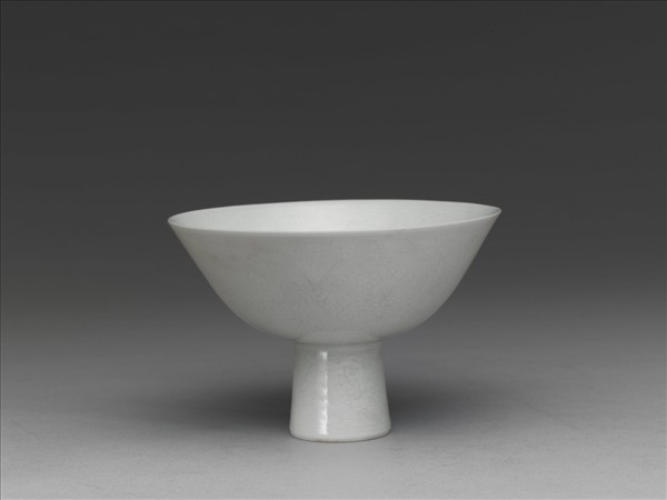 甜白半脫胎番蓮紋高足碗