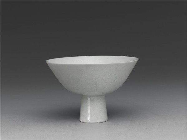 甜白半脫胎番蓮紋高足碗