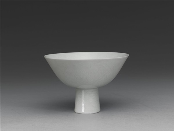 甜白半脫胎番蓮紋高足碗