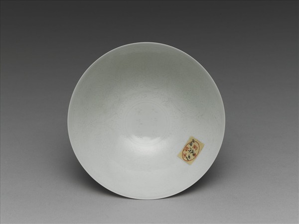 甜白半脫胎番蓮紋高足碗