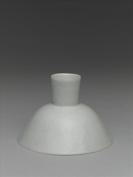 甜白半脫胎番蓮紋高足碗