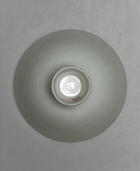 甜白半脫胎番蓮紋高足碗