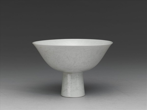 甜白半脫胎番蓮紋高足碗